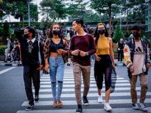 Remaja Indonesia bergaya urban wear di jalanan perkotaan saat Citayam Fashion Week.